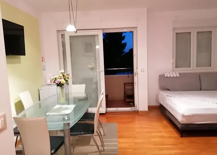 Magdalena Galileo Sa Pogledom Na I Plazu Makarska