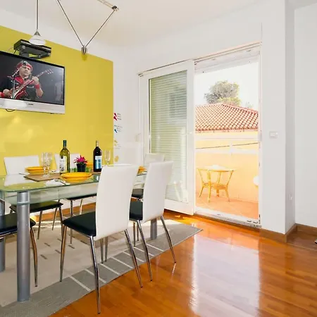 Magdalena Galileo Sa Pogledom Na I Plazu *