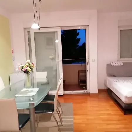 Magdalena Galileo Sa Pogledom Na I Plazu Makarska