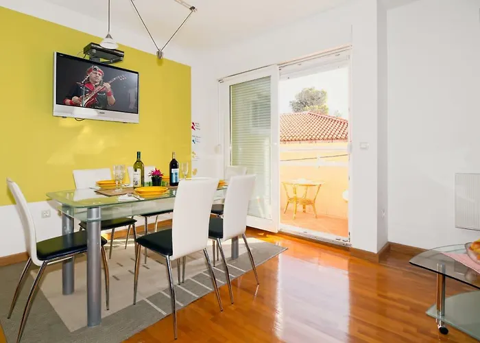 Magdalena Galileo Sa Pogledom Na I Plazu *